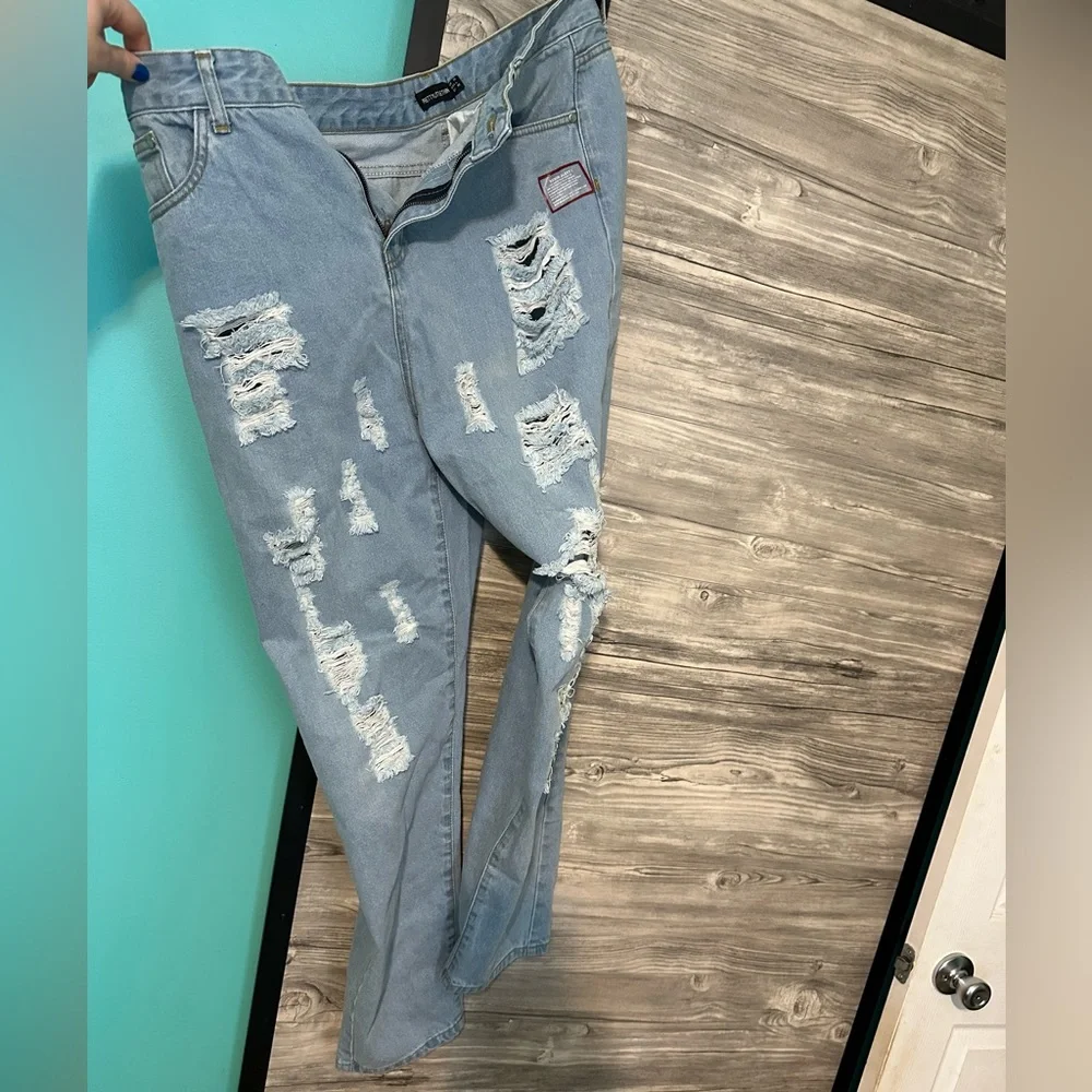 NWOT Pretty Little Thing Ripped Jean - Picture 1 of 4